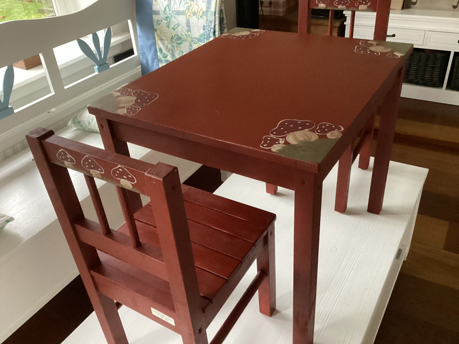 Handgemaakte kindertafel met twee stoeltjes, Ophalen, Zo goed als nieuw, Tafel(s) en Stoel(en)