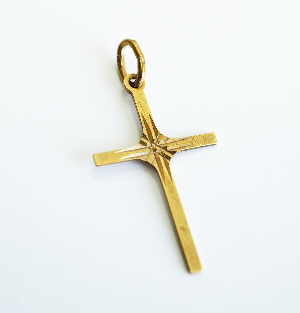 14 krt gouden kruisje met gegraveerde stralenkrans, ., Ophalen of Verzenden, Zo goed als nieuw, .