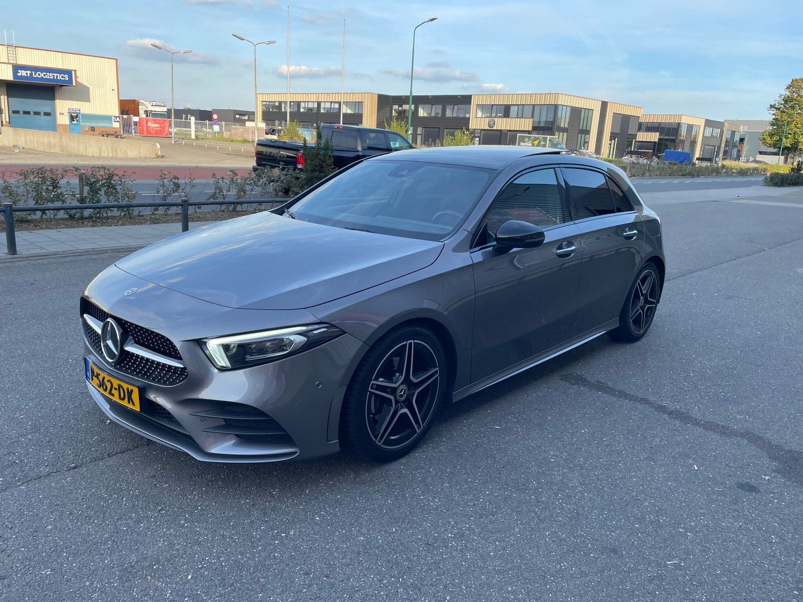 Mercedes-Benz A-Klasse A 180 Premium Plus AMG 2022 Grijs, Auto's, 136 pk, 4 cilinders, Origineel Nederlands, Dealer onderhouden