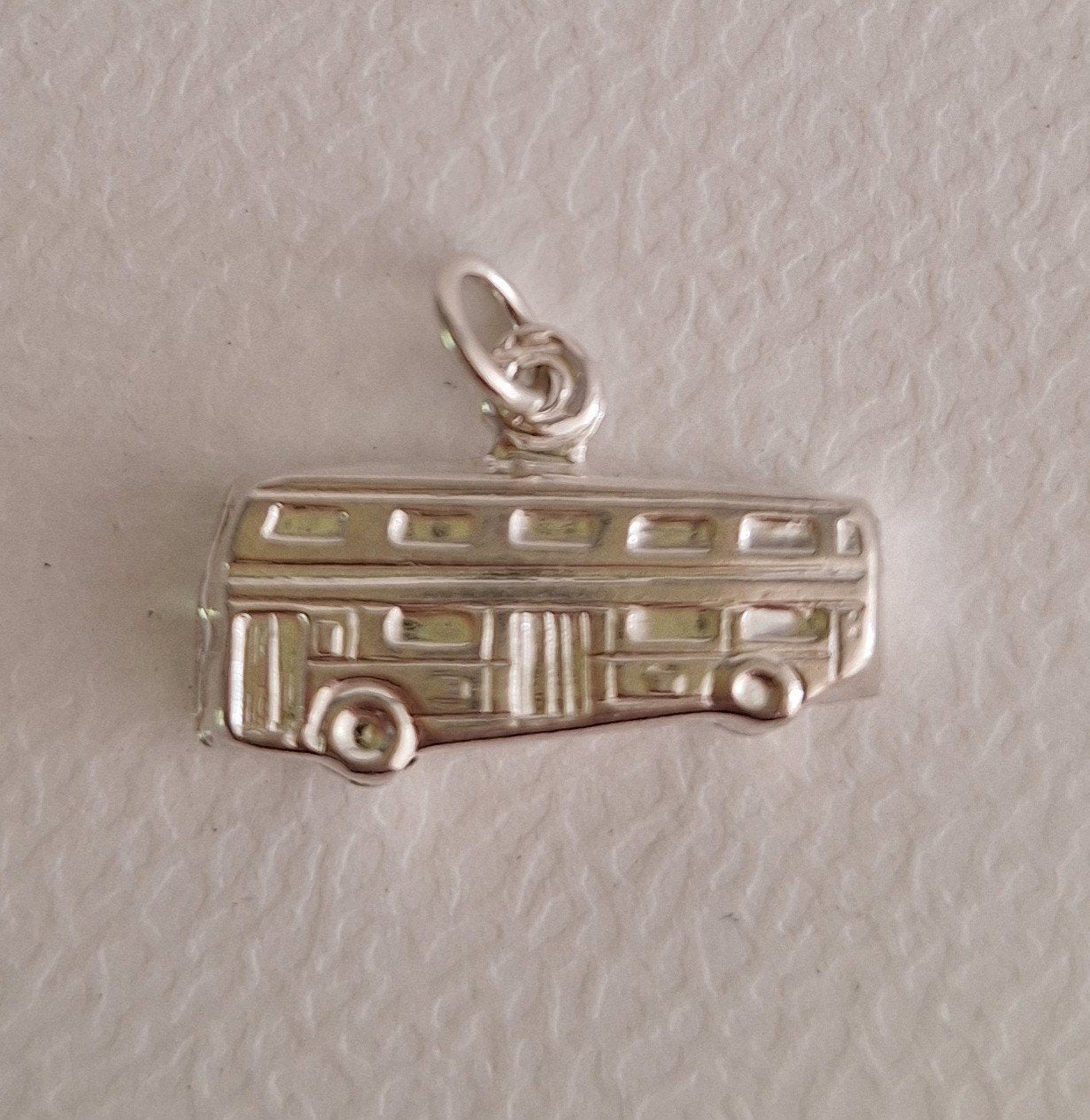 Zilver dubbeldekker bus bedel hanger 925 vintage new sieraad, Overige merken, Nieuw, Ophalen of Verzenden, 1 bedel