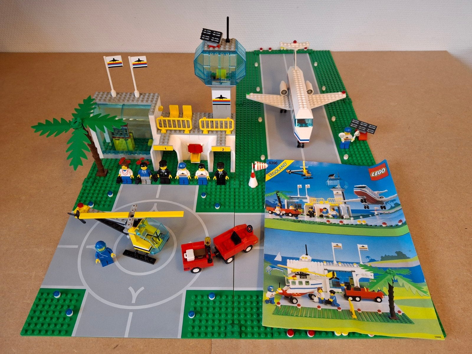 Lego 6396 International Jetport. Jaren 90 Classic Town, Compleet, Lego, Info@lego.com, 33 Bath Road, Slough, UK