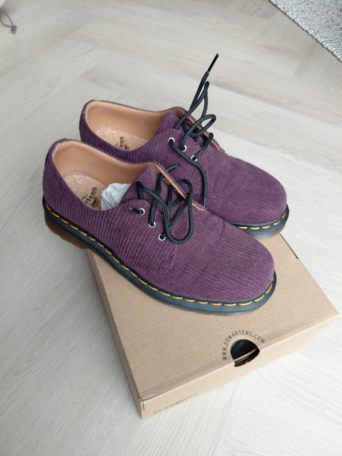 Dr. Martens maat 41 burgundy ribstof suède in nieuwstaat, Schoenen met lage hakken, Ophalen of Verzenden, Rood, Dr. Martens
