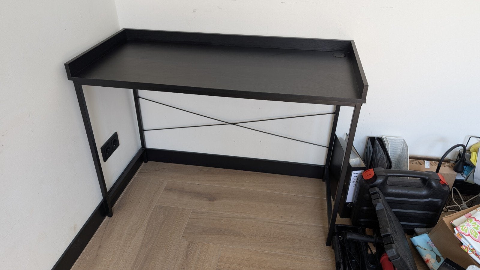 Zwart bureau met kabelgoot, Ophalen, Zwart, Zo goed als nieuw, Modern