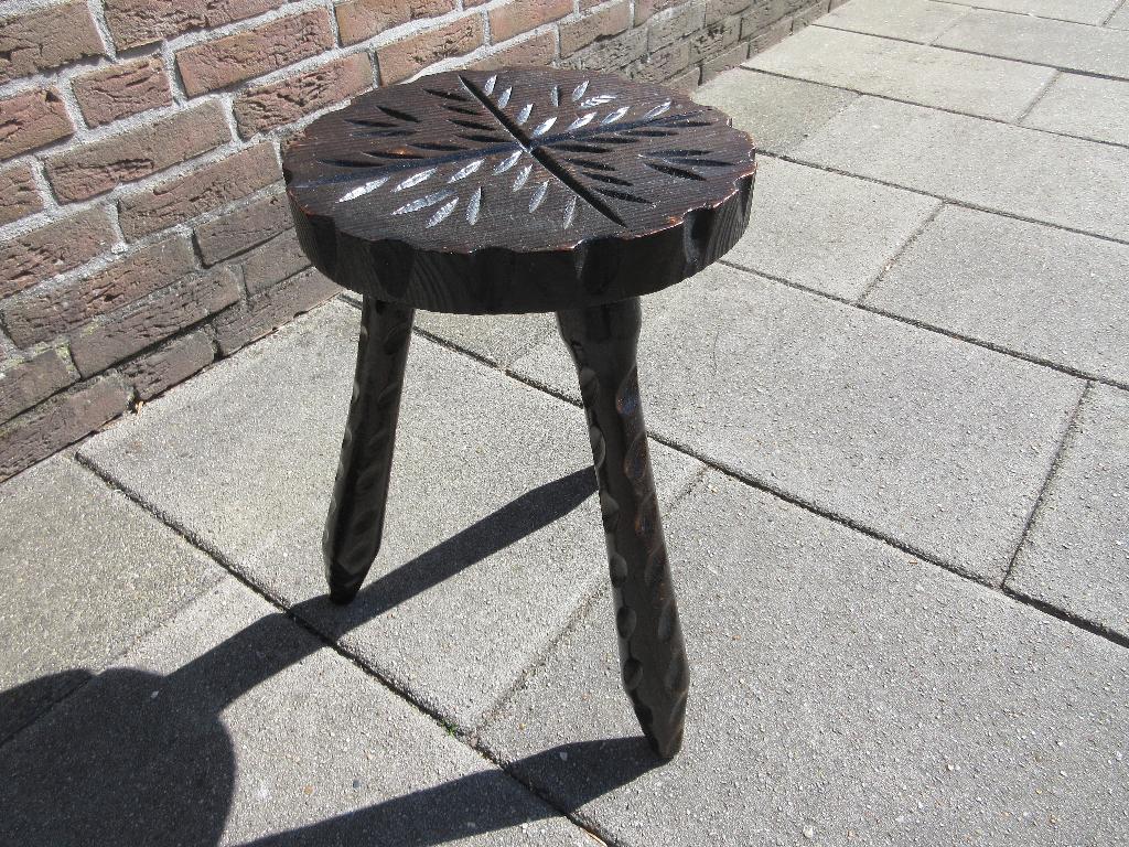 Vintage hand gestoken Spaanse driepoot kruk, Ophalen of Verzenden, Gebruikt, Hout