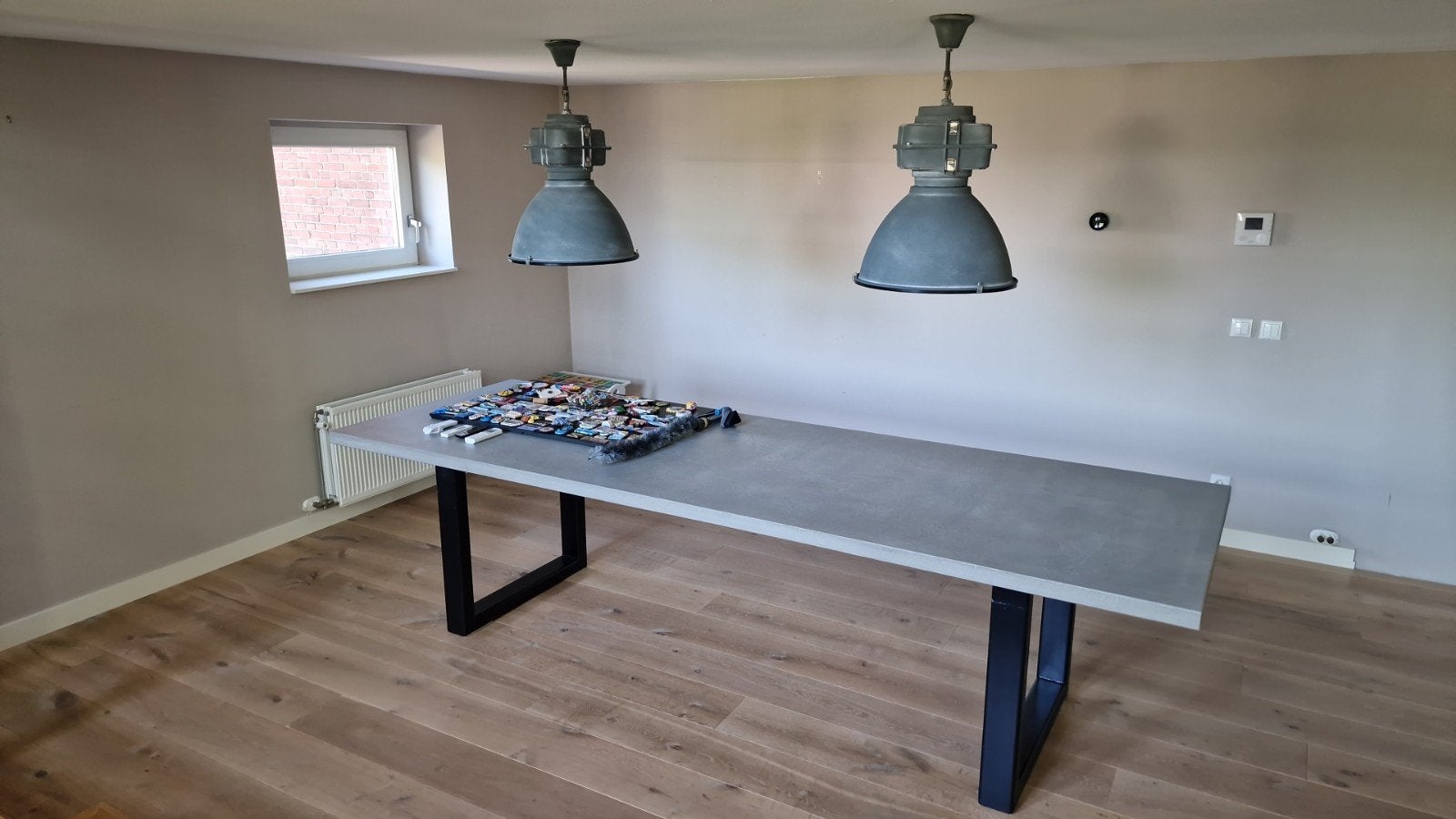 Betonnen tafel met industrieele lampen, Huis en Inrichting, Tafels | Eettafels, Ophalen, 200 cm of meer, 50 tot 100 cm, Zo goed als nieuw