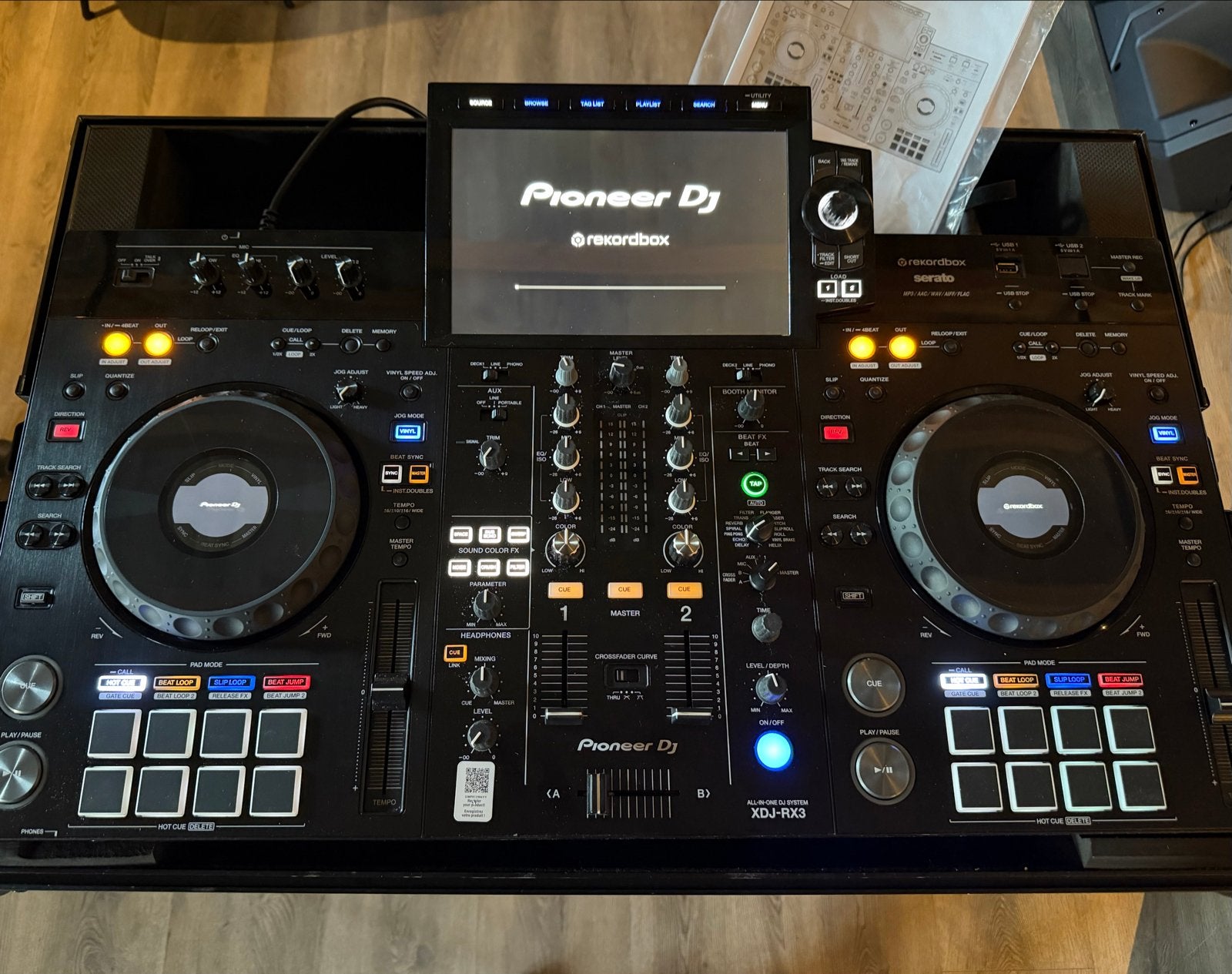 Foto 4 van Pioneer XDJ RX3 + Odyssey flightcase