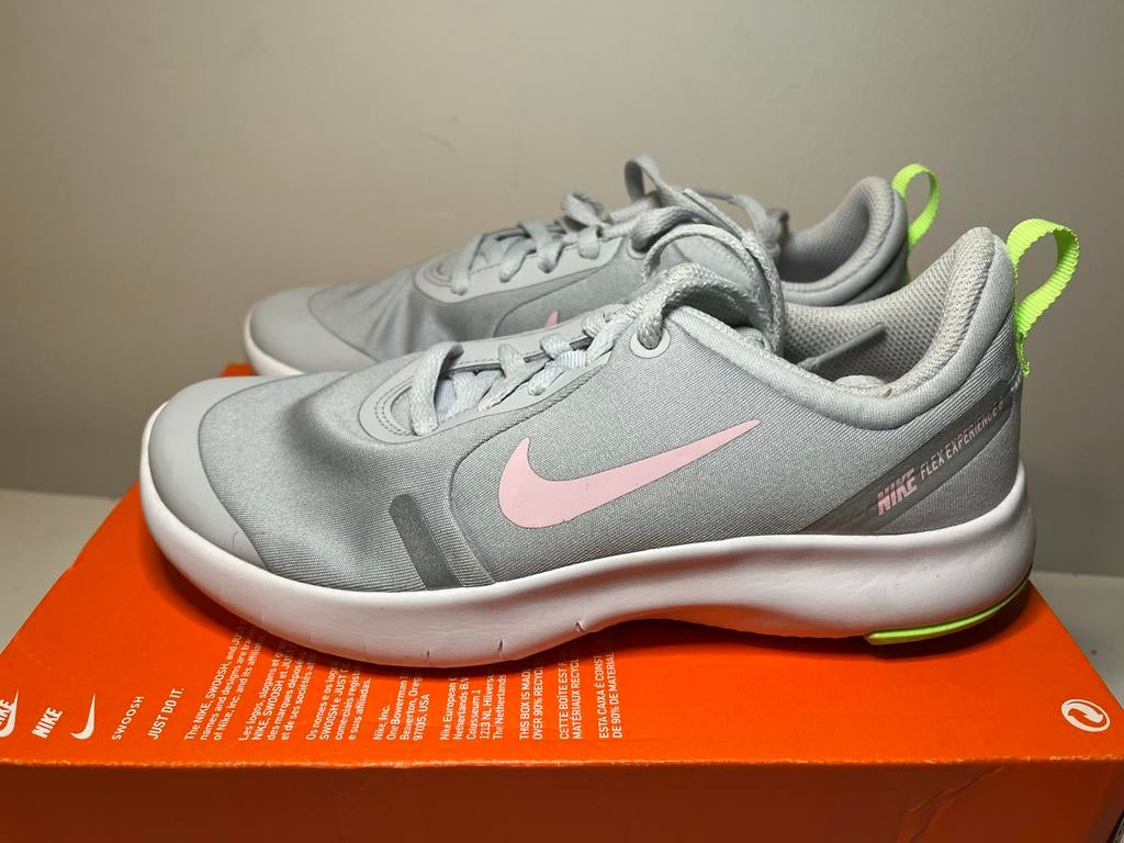 Nike Flex Experience 8 sneakers grijs roze maat 35, Kleding | Dames, Schoenen, Ophalen of Verzenden, Gedragen, Grijs, Sneakers of Gympen