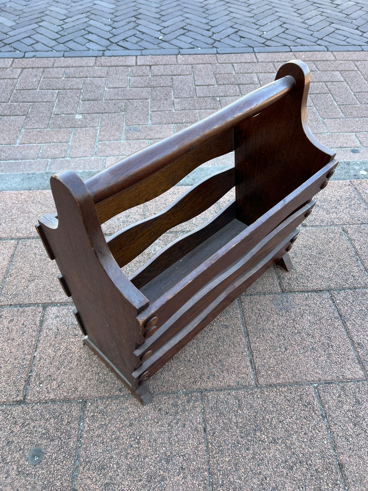 Te Koop : Donker Eiken Krantenbak Lectuurbak Hout Export, Huis en Inrichting, Woonaccessoires | Krantenbakken en Lectuurbakken