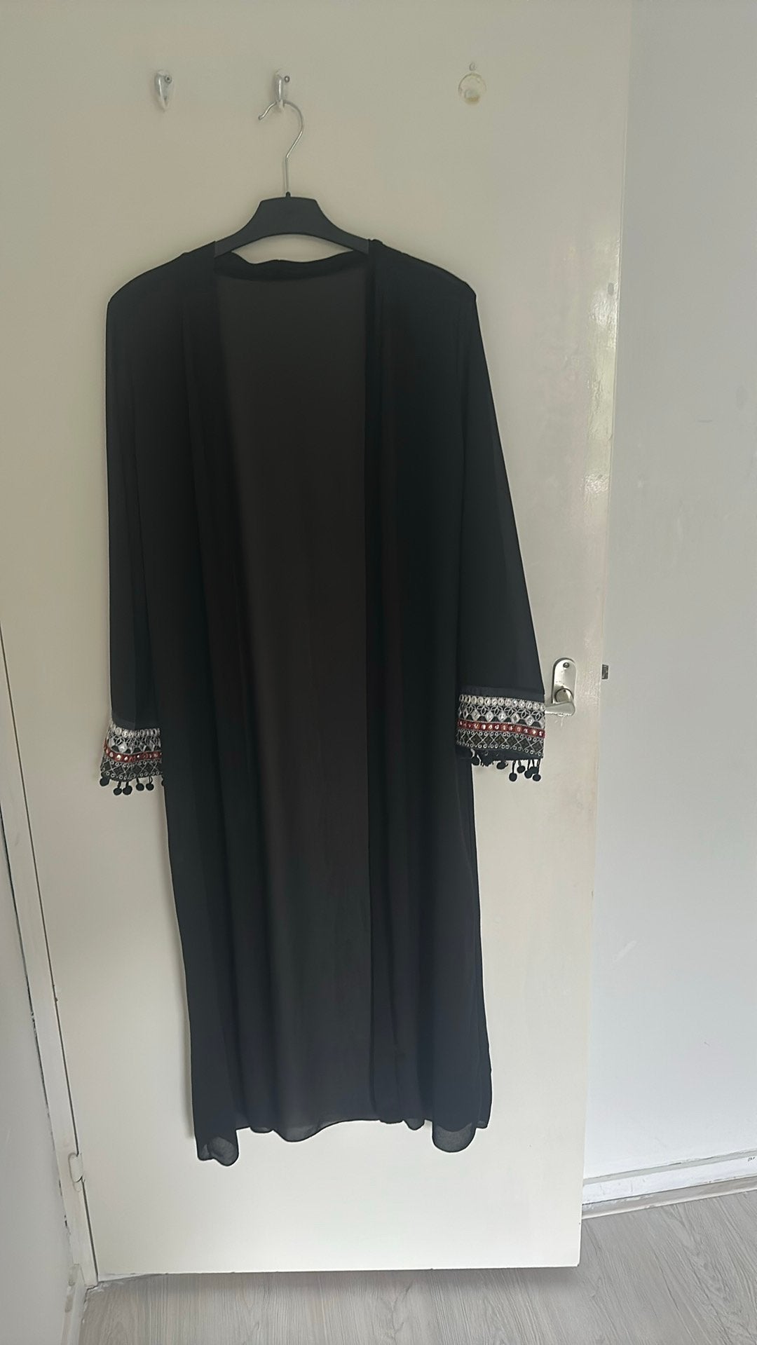 Zwarte abaya met elegante geborduurde mouwen en rode details, Ophalen, Zo goed als nieuw, Zwart, Overige typen