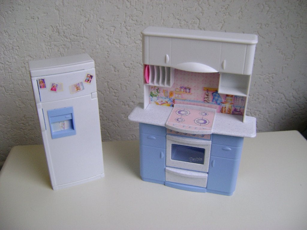 2del barbie keukenset koelkast 24hx10br en keukenblok 28hx26, Ophalen of Verzenden, Zo goed als nieuw, Barbie