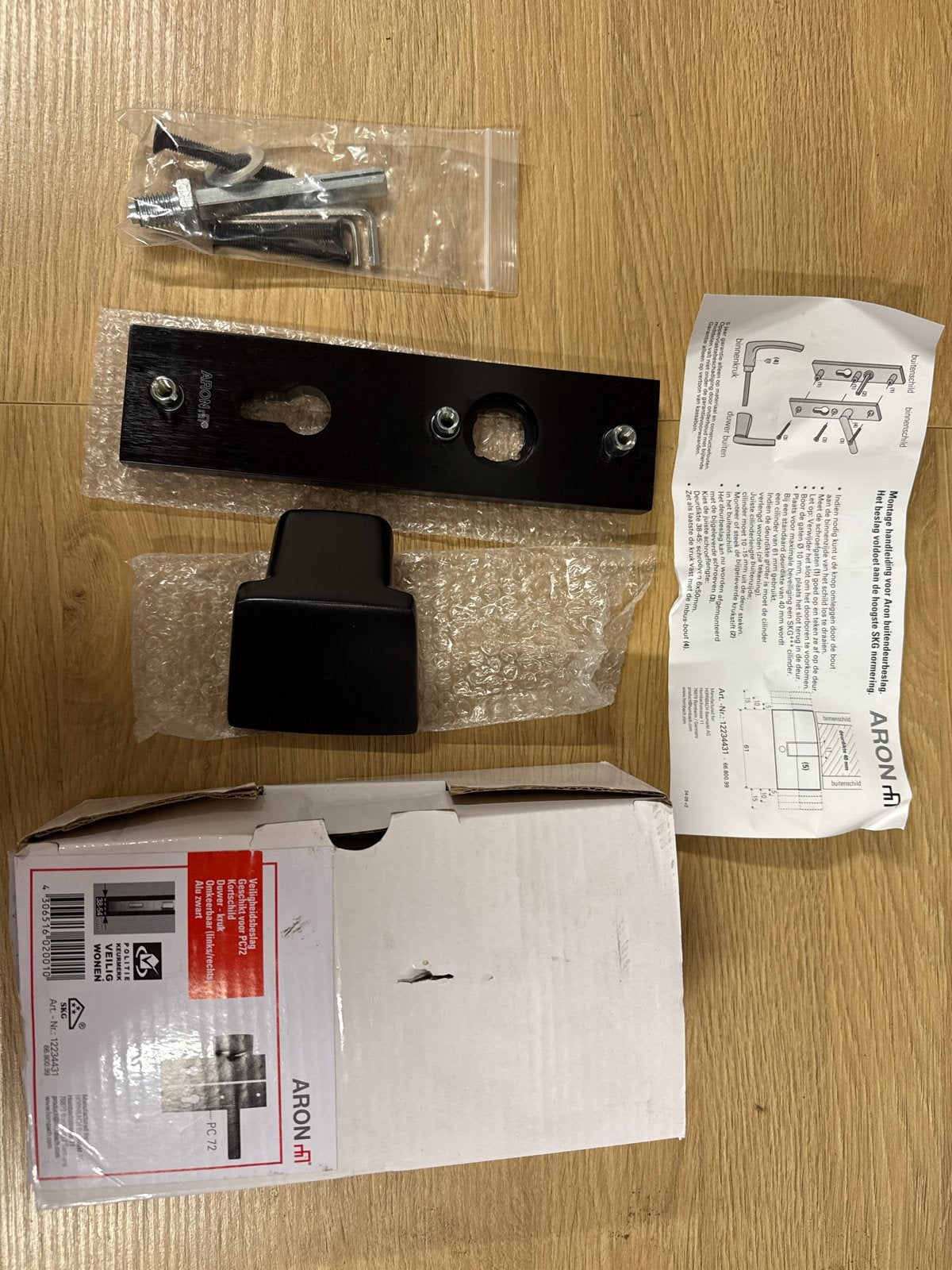 Aron Veiligheidsbeslag Buiten Duwer met Schild PC72 Zwart, Ophalen of Verzenden, Nieuw, Overige materialen, Klink of Kruk