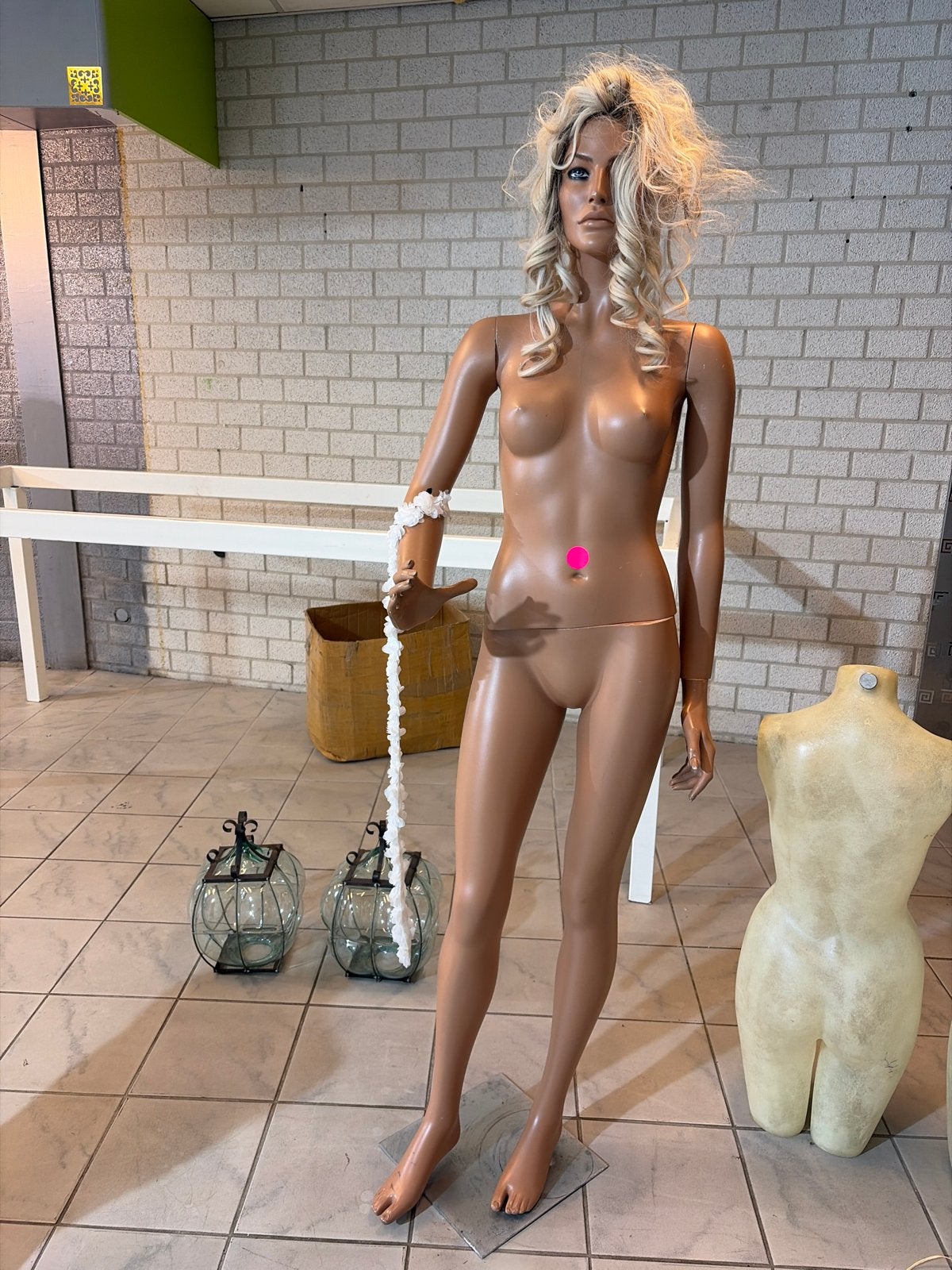 Etalagepop Vrouw met Blonde Krullen - Winkeldisplay, Ophalen of Verzenden