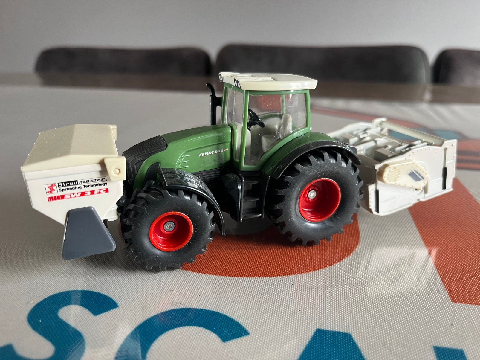 Fendt 936 Vario tractor met Wirtgen WS250 Streumaster Siku, Ophalen of Verzenden, Zo goed als nieuw, Hijskraan, Tractor of Landbouw