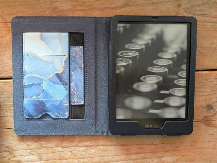 Kindle Paperwhite 11 gen E-reader met hoes, Computers en Software, E-readers, Zo goed als nieuw, 6 inch of minder, 16 GB of meer