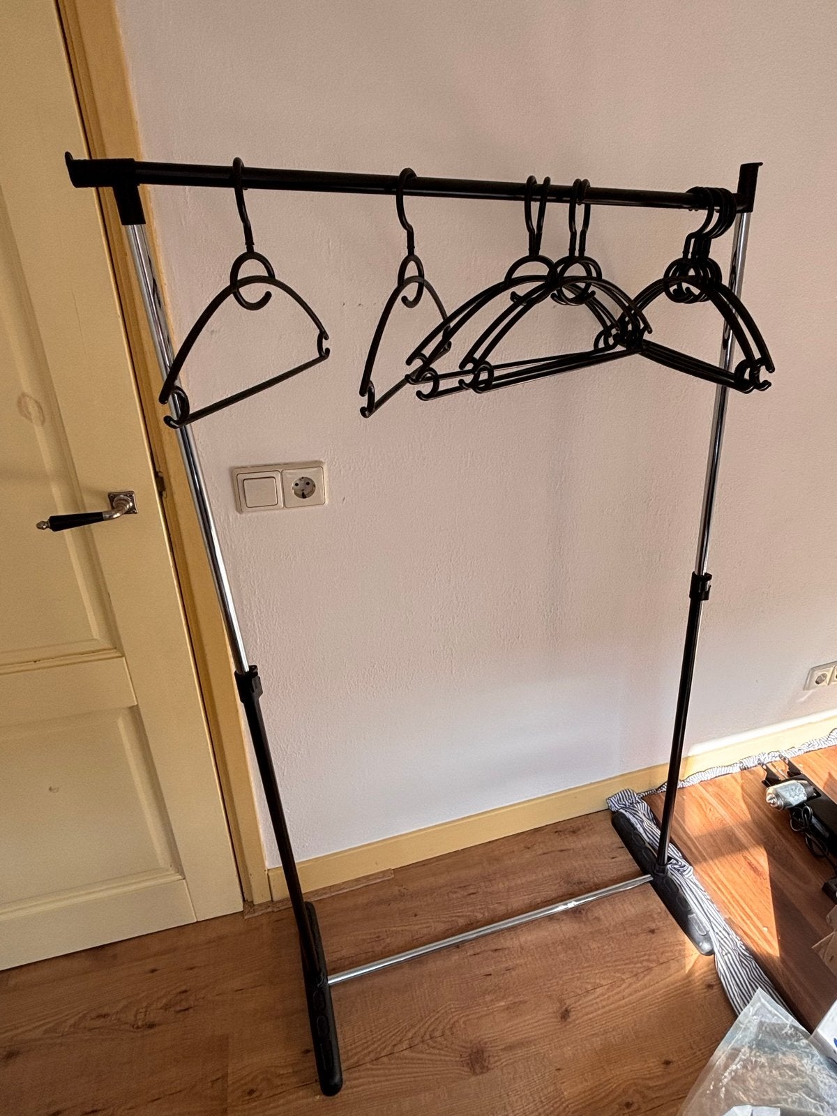 Kledingrek met hangers - gratis, Ophalen, Gebruikt