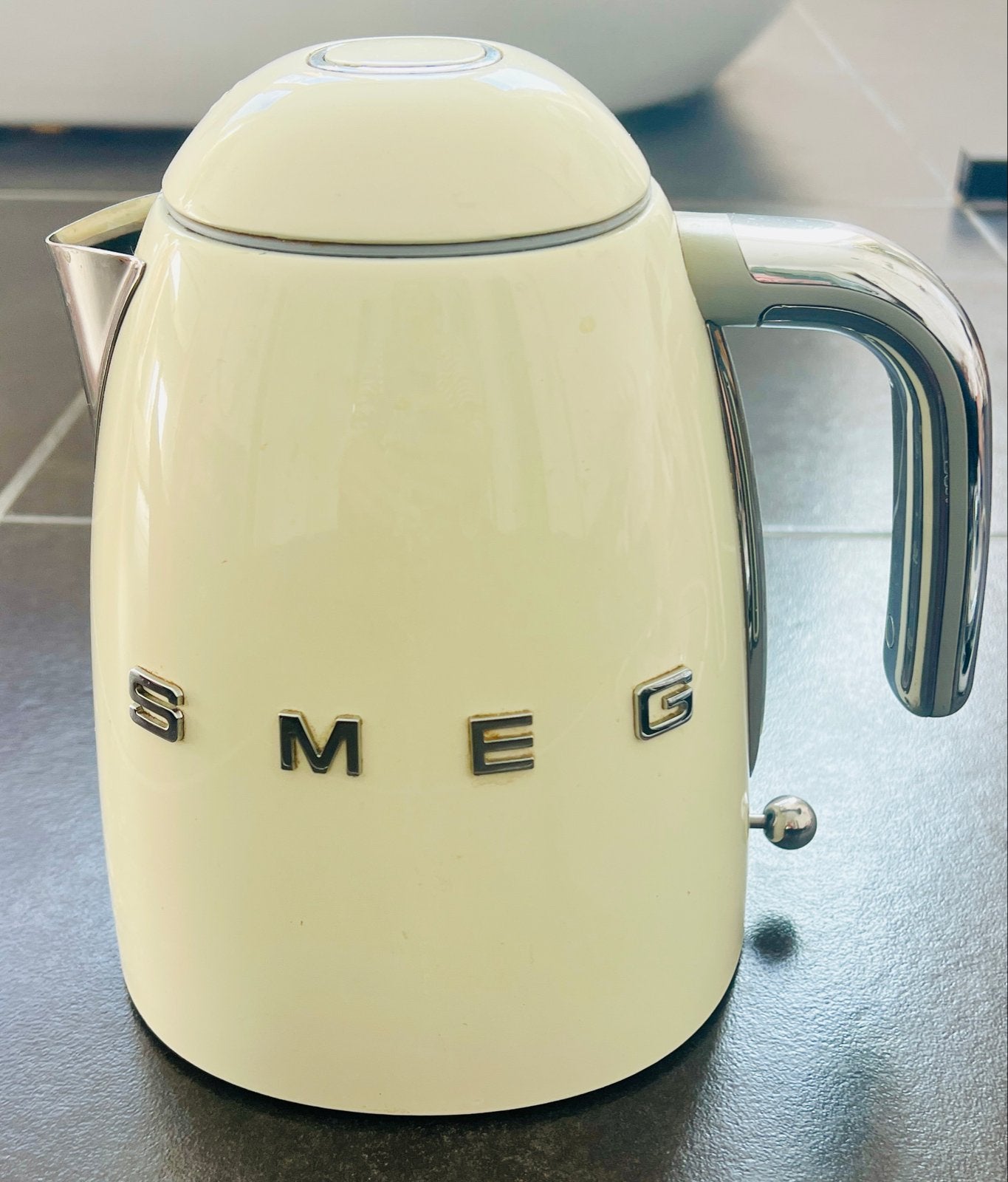 Smeg waterkoker 1,7 liter soft opening  RVS filter - Crème, 1 tot 2 liter, Ophalen of Verzenden, Gebruikt, Draadloos