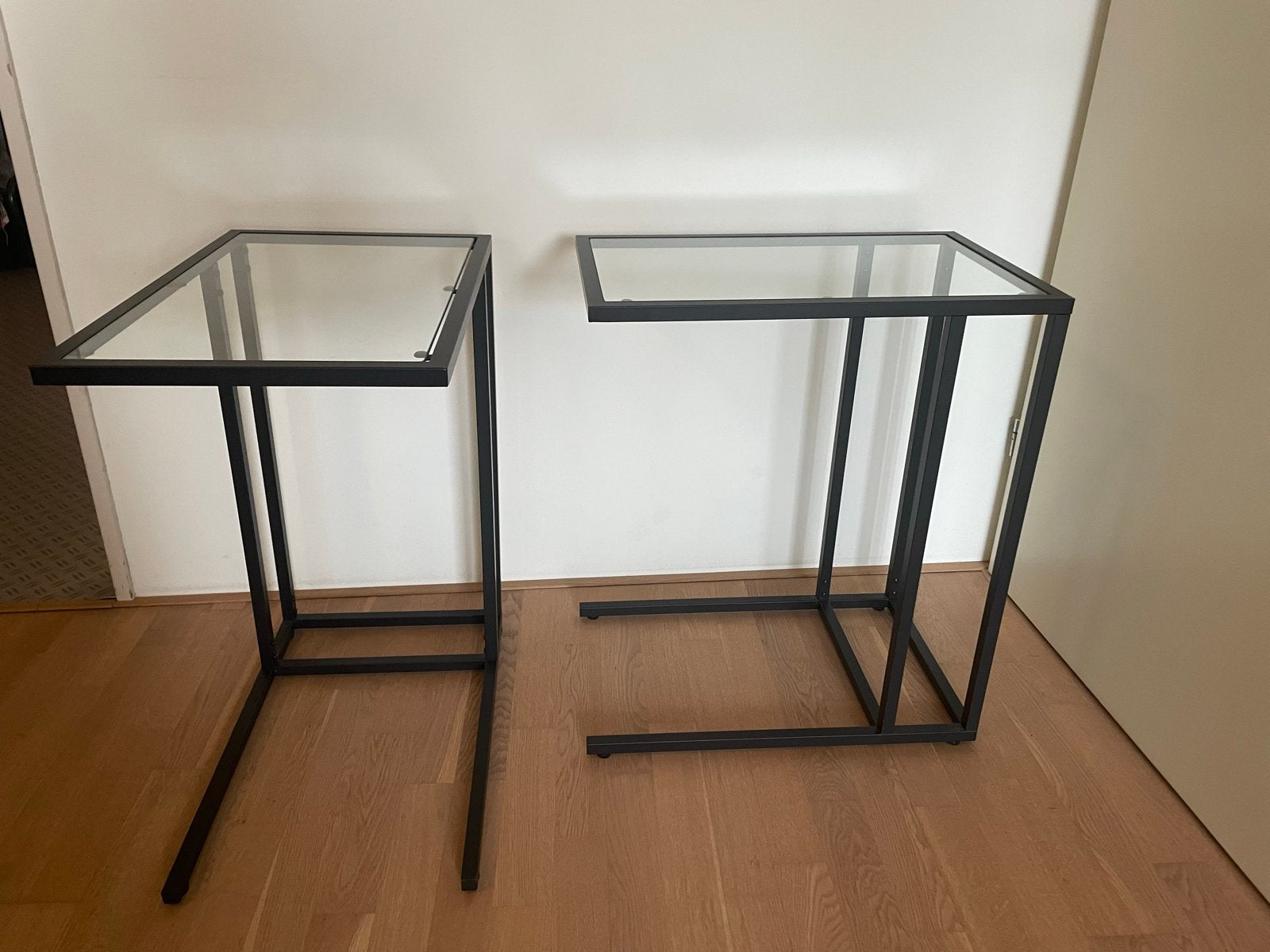 IKEA VITTSJÖ bijzettafel/laptoptafel, zwartbruin/glas, Huis en Inrichting, Tafels | Bijzettafels, Ophalen, Gebruikt, 55 tot 75 cm
