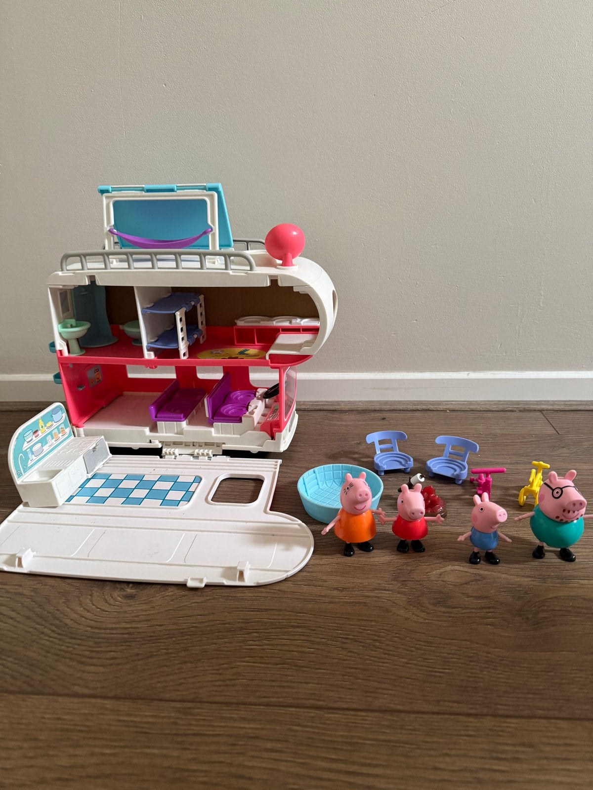 Peppa Pig Camper met Familie Figuren en Accessoires, Ophalen, Zo goed als nieuw, Jongen of Meisje