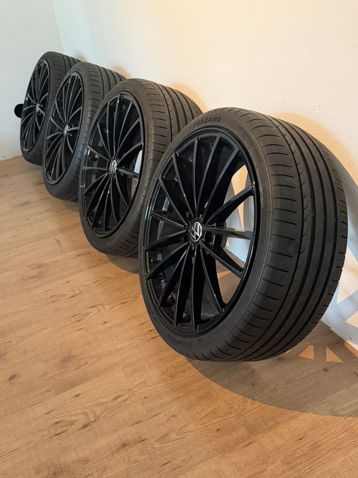 VW Golf 5 6 7 8 GTI velgen, zwart met goede banden! 19 inch!, Auto-onderdelen, Banden en Velgen, Gebruikt, Banden en Velgen, 235 mm