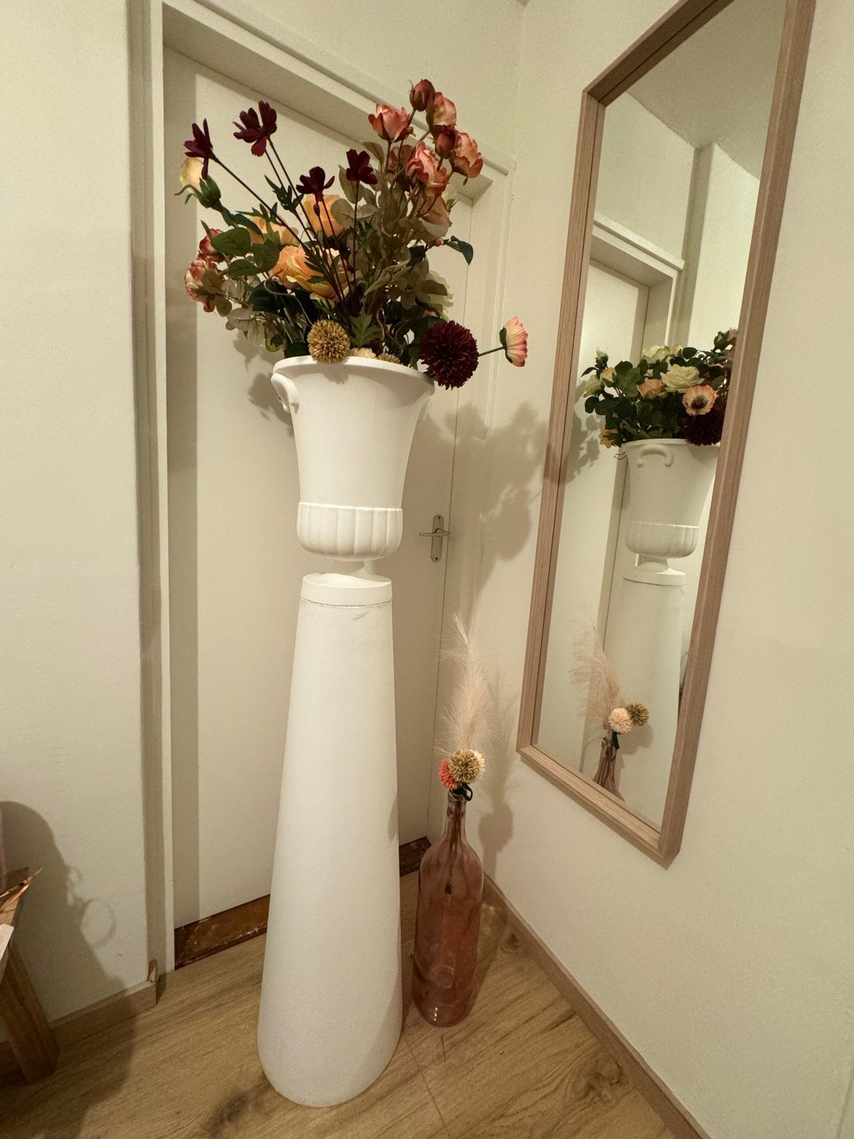 Witte vaas met sokkel bruiloft decoratie, Ophalen, Kunststof, Wit, Inclusief decoratie