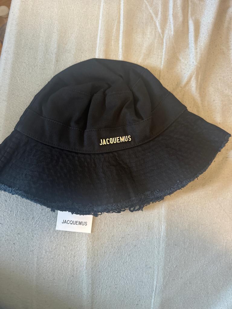 Jacquemus Bob Artichaut Bucket Hat Zwart, Ophalen of Verzenden, Zo goed als nieuw, One size fits all, Hoed