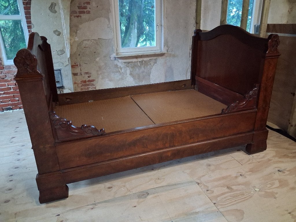Antiek notenhouten bed met nachtkastje en kaptafel, Ophalen