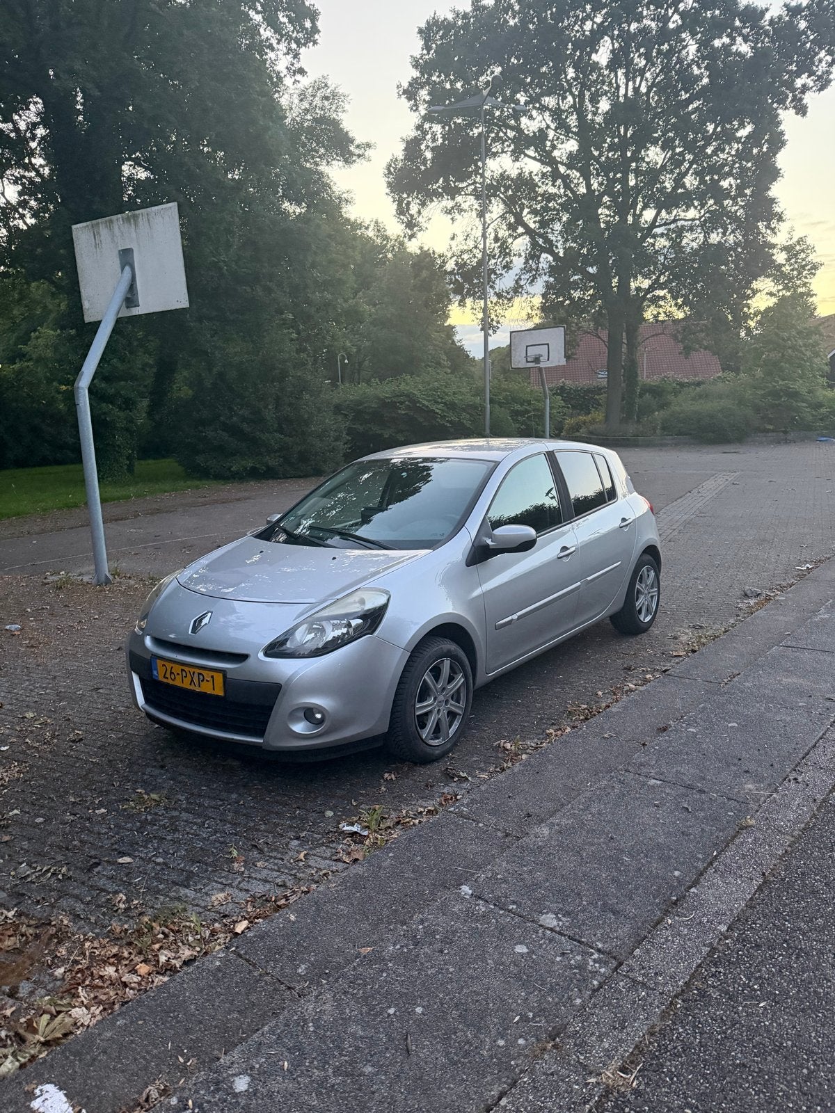 Renault Clio 1.5 DCI 65KW 5-DRS 2011 Grijs, Auto's, Voorwielaandrijving, 4 cilinders, Origineel Nederlands, 1074 kg