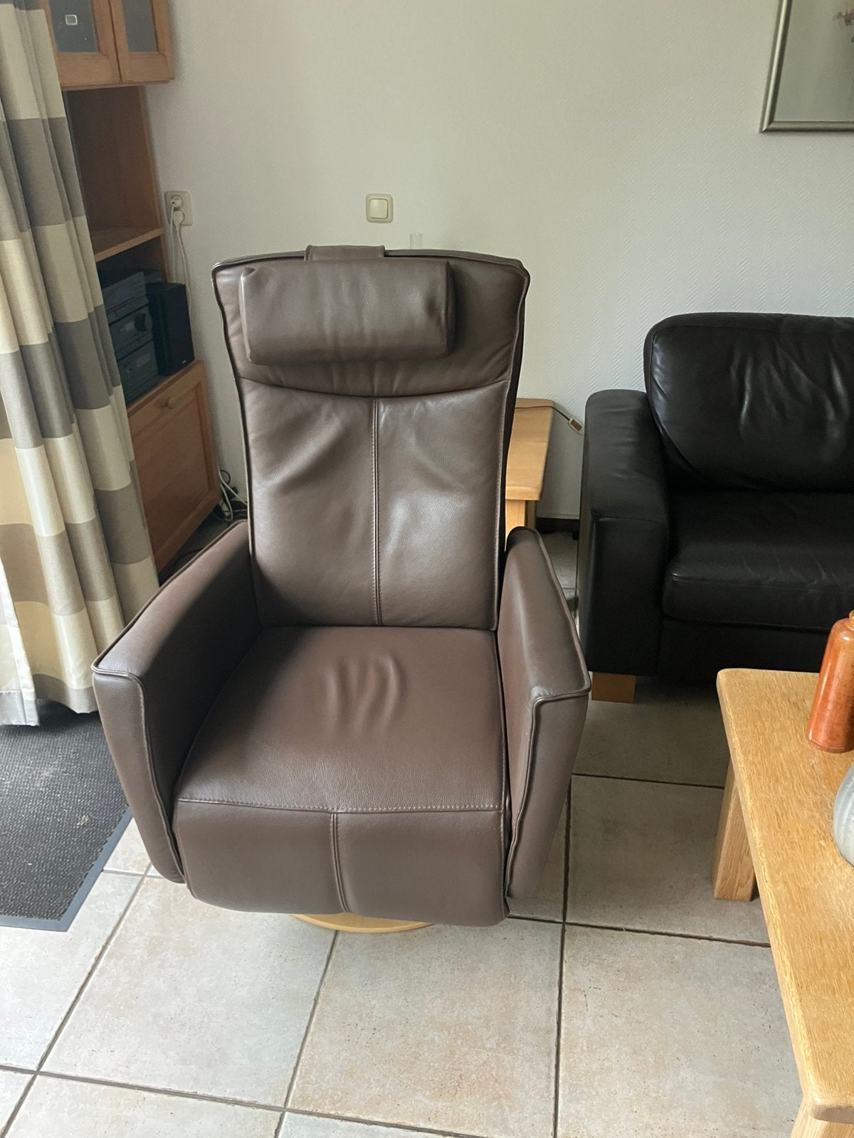 Te koop, bruine leren sta-op stoel, Ophalen, Strak, Gebruikt, 50 tot 75 cm