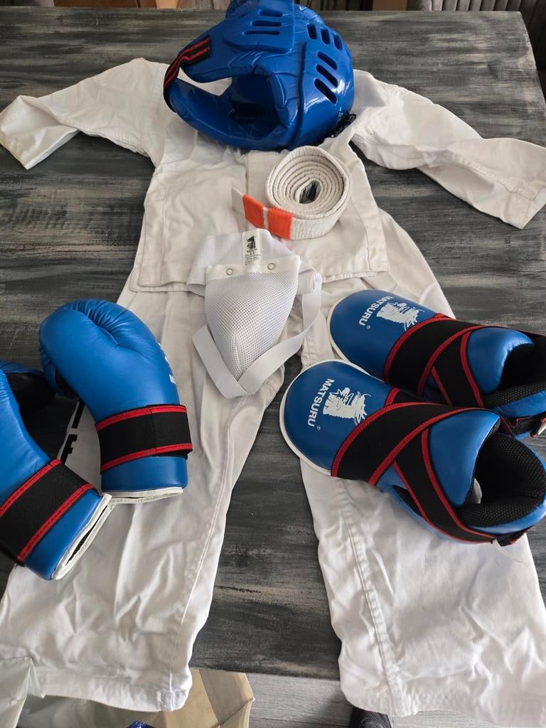 Taekwondo pak maat 120 met nieuwe sparset en tok, Taekwondo, Vechtsportpak, Ophalen of Verzenden, Zo goed als nieuw