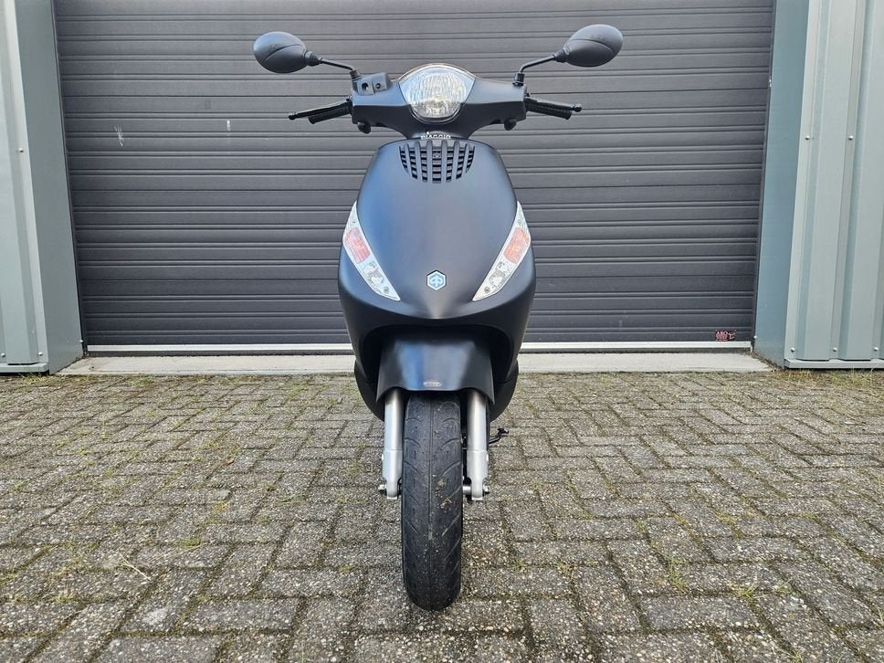Foto 4 van PIAGGIO  ZIP 50 2T BJ2015 MAT ZWART 2375KM NL TOPSTAAT!!