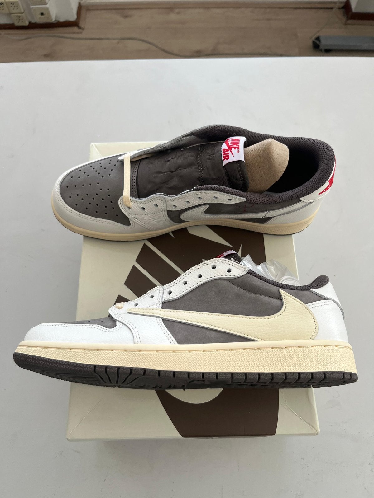 Travis Scott Jordan 1 Retro Low OG SP “Reverse”, Bruin, Nieuw, Ophalen of Verzenden, Sneakers of Gympen