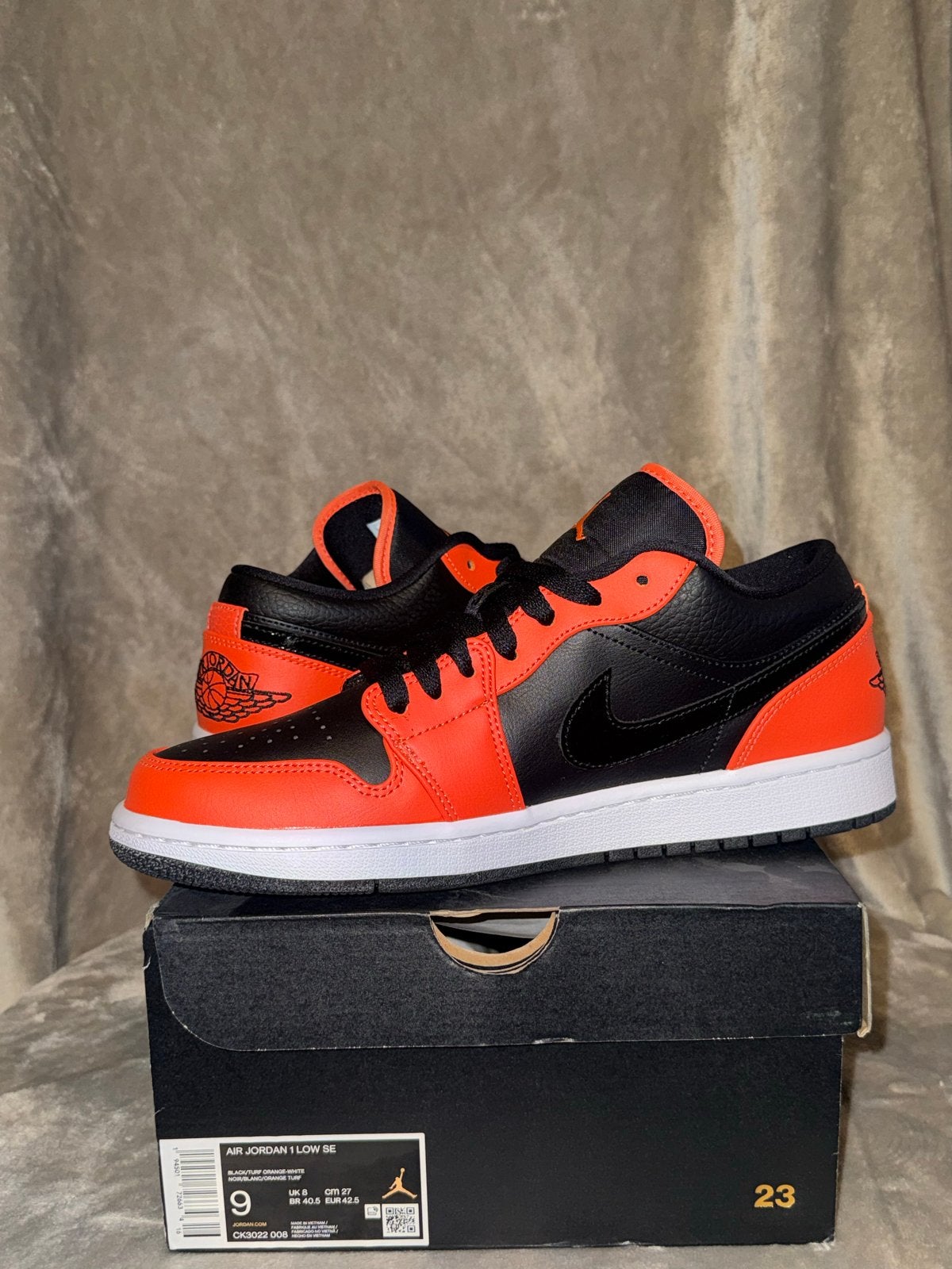 Nike Air Jordan 1 Low SE - Zwart/Oranje, Kleding | Dames, Schoenen, Ophalen, Nieuw, Zwart, Sneakers of Gympen
