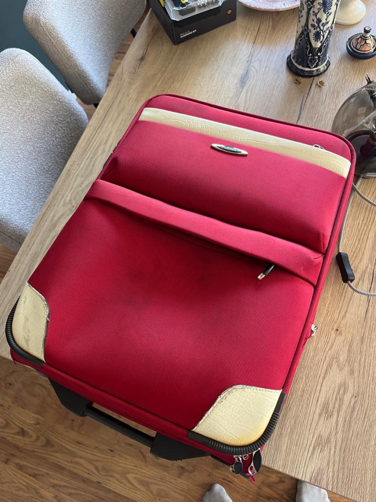 Rode reiskoffer met wieltjes en uitschuifbare handgreep, Ophalen, 40 tot 60 cm, 30 cm of meer, Gebruikt
