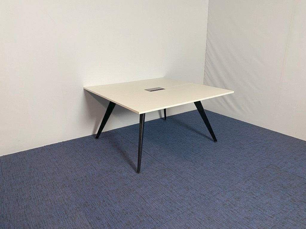 2 x Vergadertafel Wiesner Hager, incl. fliptop, 140 x 140 cm, Huis en Inrichting, Bureaus, Ophalen, Gebruikt