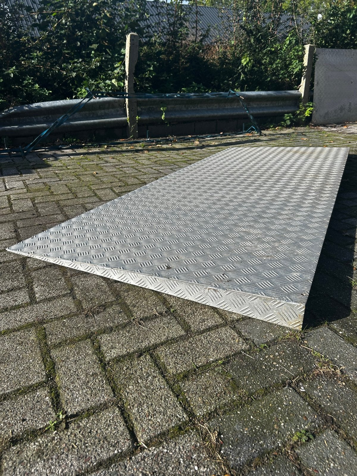 Zware aluminium oprijplaat / laadbrug met antislip, Ophalen
