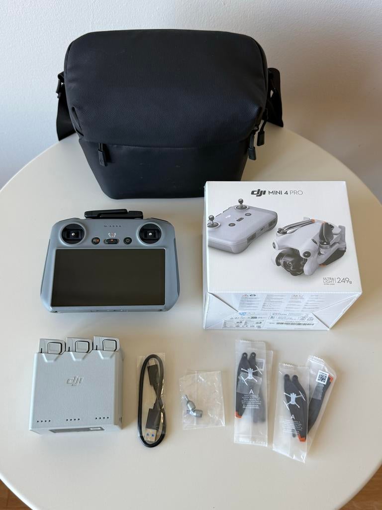 NEW - DJI Mini 4 Pro Fly More Combo + RC 2 Controller, Audio, Tv en Foto, Drones, 30 tot 45 minuten, Cameradrone, Extra accu('s)