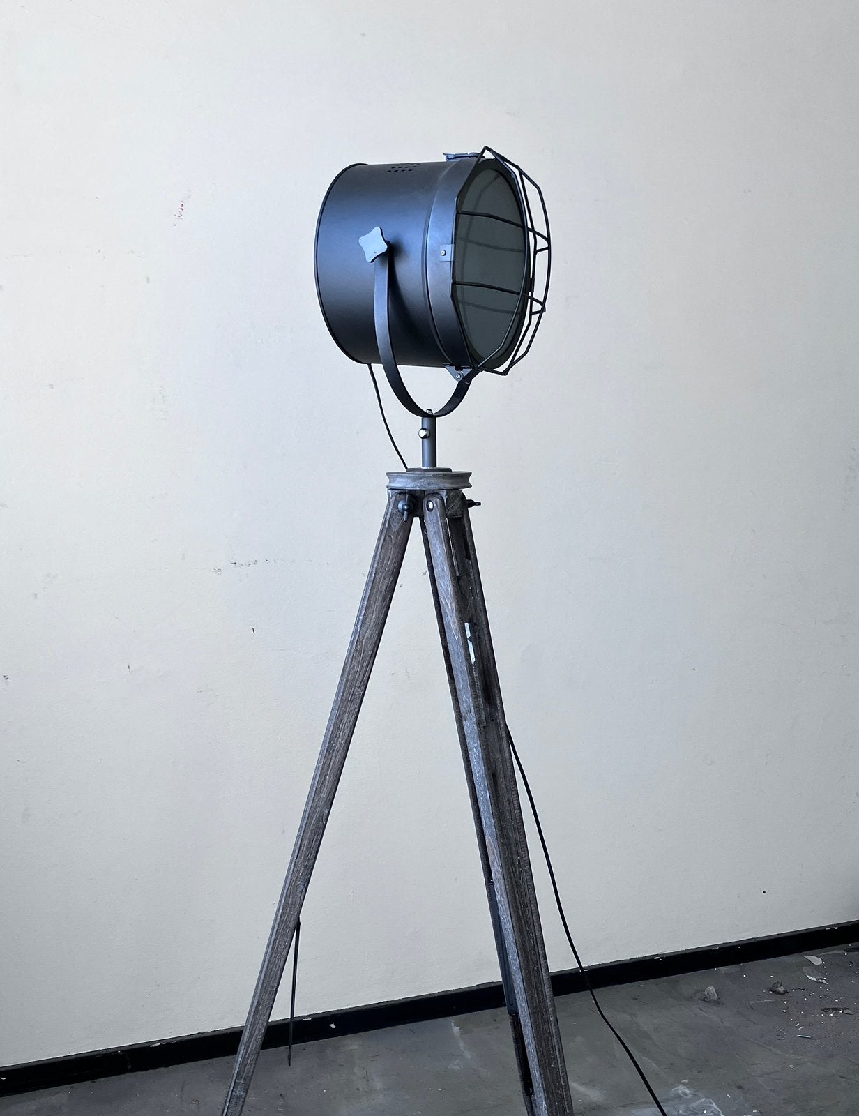 Industriële Vloerlamp Spot - Antraciet met Houten Statief, Huis en Inrichting, Lampen | Vloerlampen, Ophalen, E27 (groot), Zo goed als nieuw