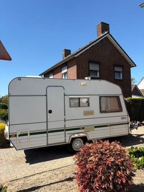 Chateau Chiara Caravan 3.95 met mover en voortent, Mover, Chateau, Treinzit, 750 - 1000 kg