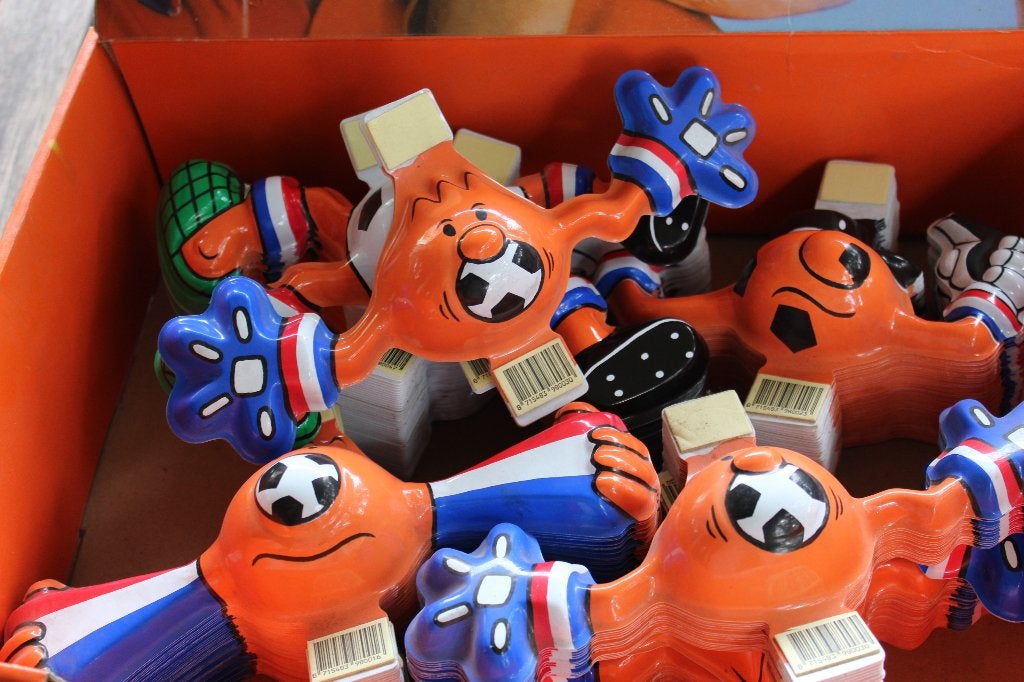 350 Voetbalplaatjes - Kunststof Oranje Leeuw Poppetjes, Ophalen of Verzenden, Nieuw, Overige binnenlandse clubs, Beeldje of Poppetje