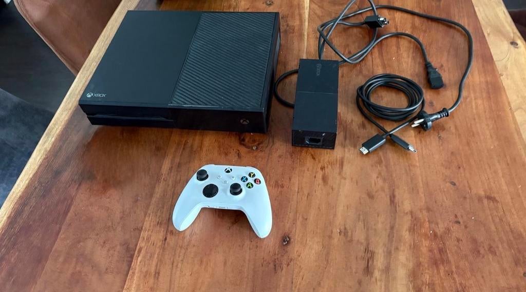 Xbox One 500GB + HDMI + 16 Games, Spelcomputers en Games, Games | Xbox One, Gebruikt, Avontuur en Actie, 1 speler, Vanaf 18 jaar