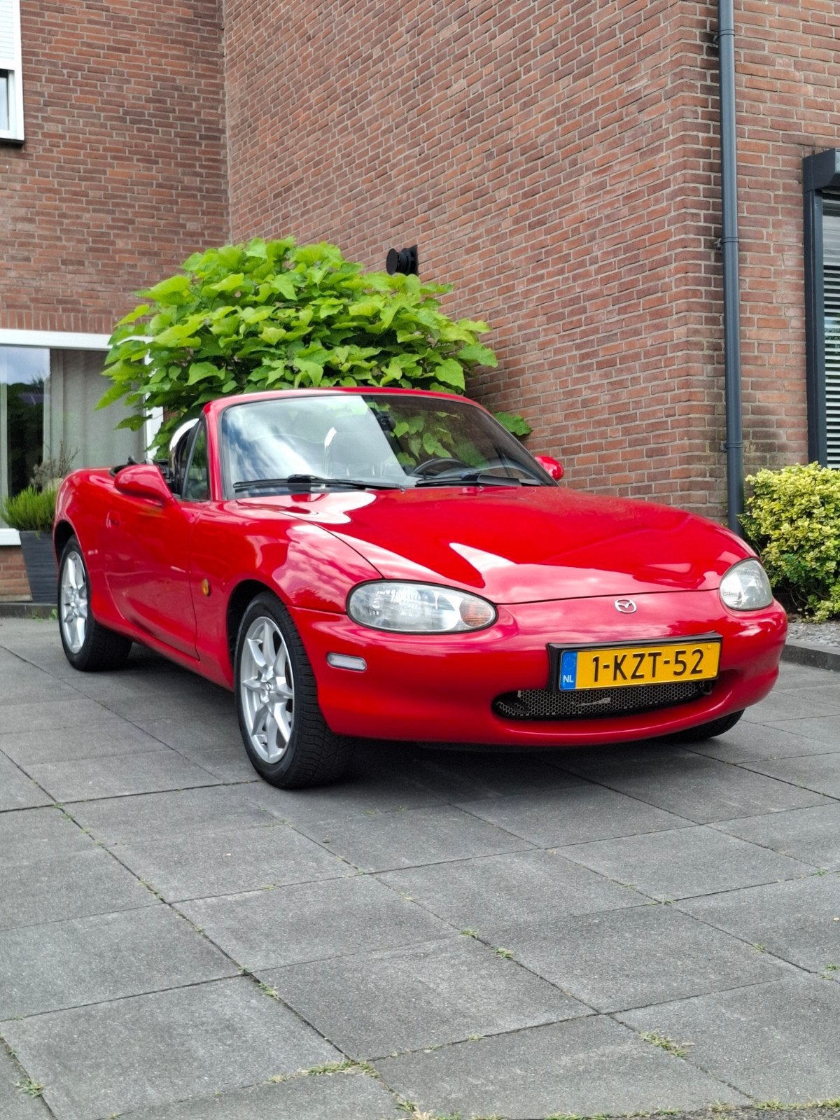 Mazda MX-5 1.6 I 1998 Rood, Achterwielaandrijving, 40 €/maand, Zwart, 4 cilinders