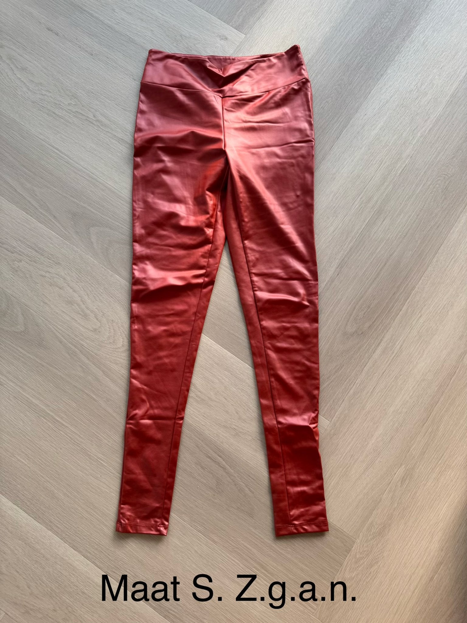 Stijlvolle rode imitatie leren broek - Maat S, Kleding | Dames, Broeken en Pantalons, Ophalen of Verzenden, Zo goed als nieuw
