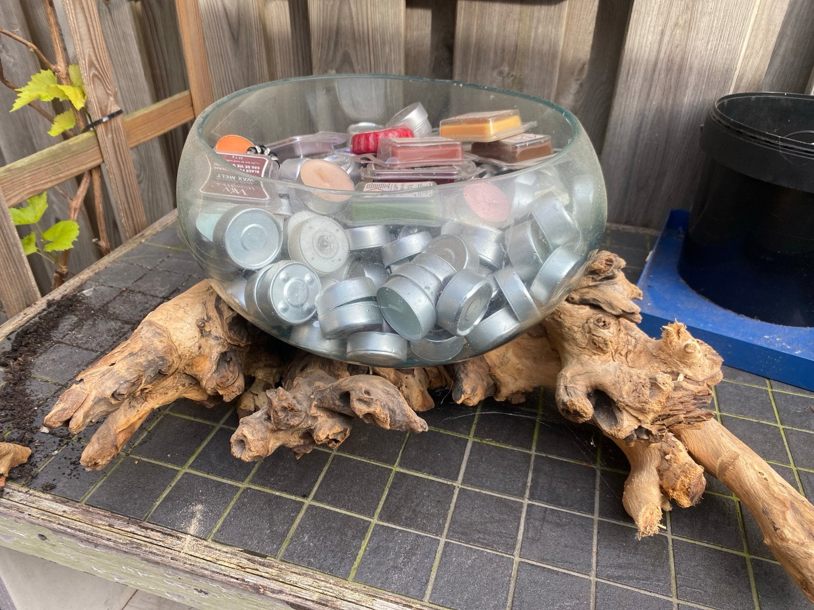 Decoratieve glazen schaal op houten voet, Gebruikt, Meerkleurig, Overige typen, Ophalen of Verzenden