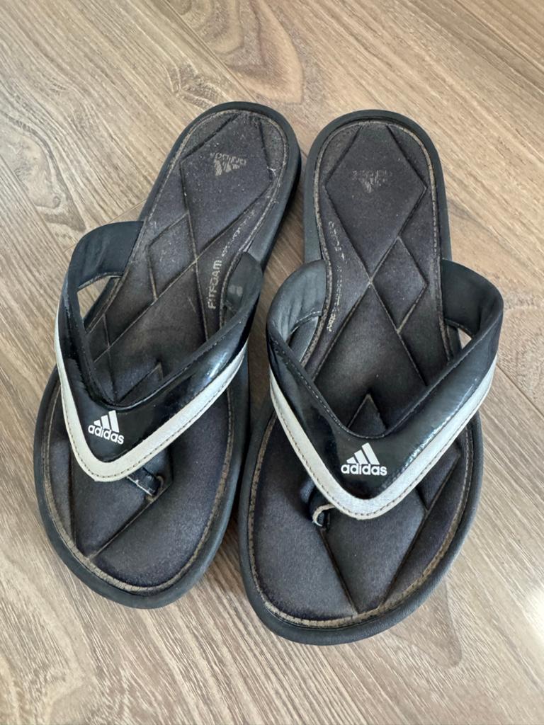 Adidas slippers - Gedragen, Ophalen of Verzenden, Gedragen, Zwart, Slippers