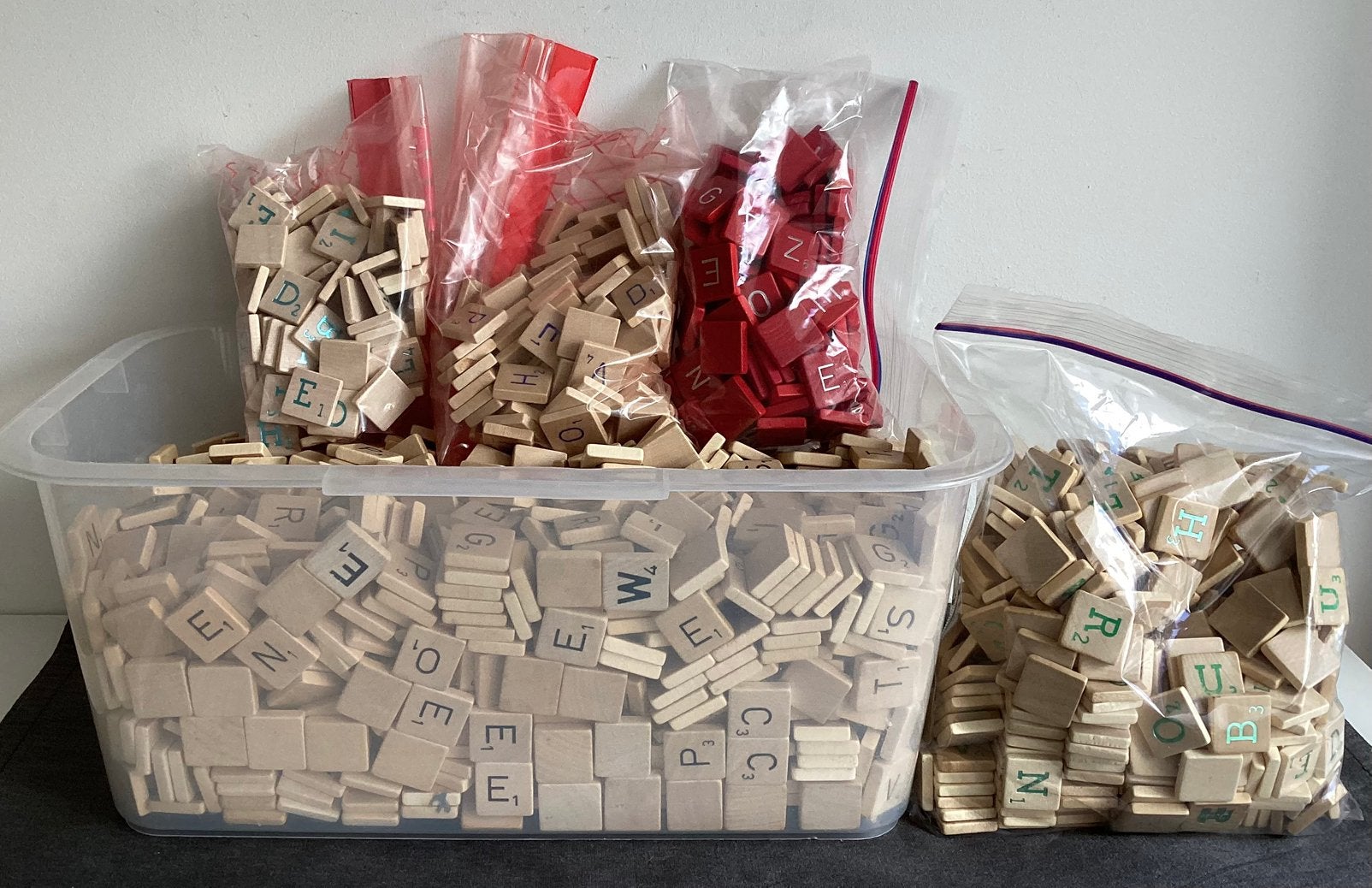 Ca 2800 houten Scrabble letters in 6 kleuren ruim 1 m2, Ophalen of Verzenden, Gebruikt