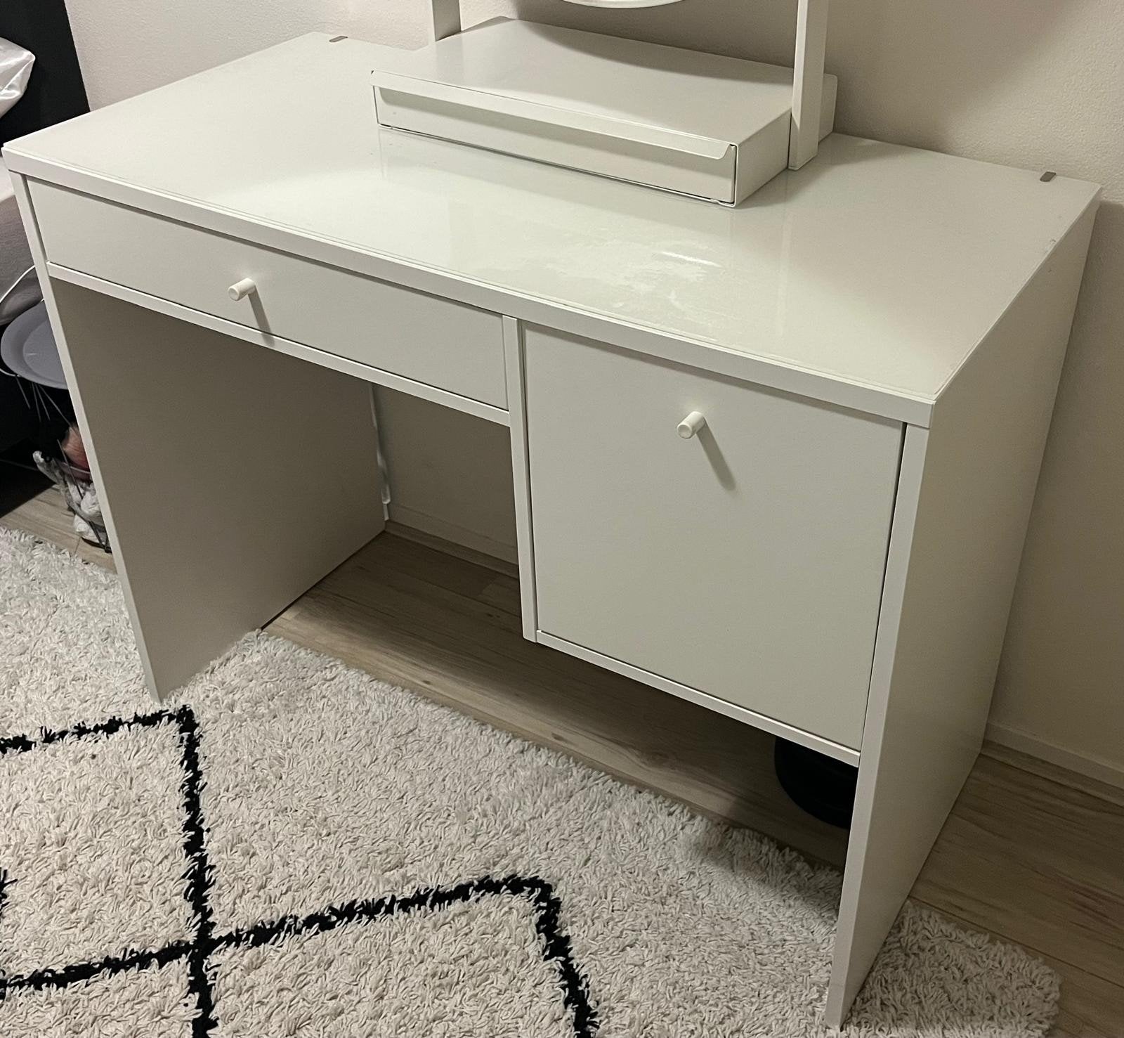 Mooie IKEA SYVDE Tolettafel / Kaptafel wit met glazen blad, Huis en Inrichting, Tafels | Kaptafels, Minder dan 100 cm, 50 tot 100 cm