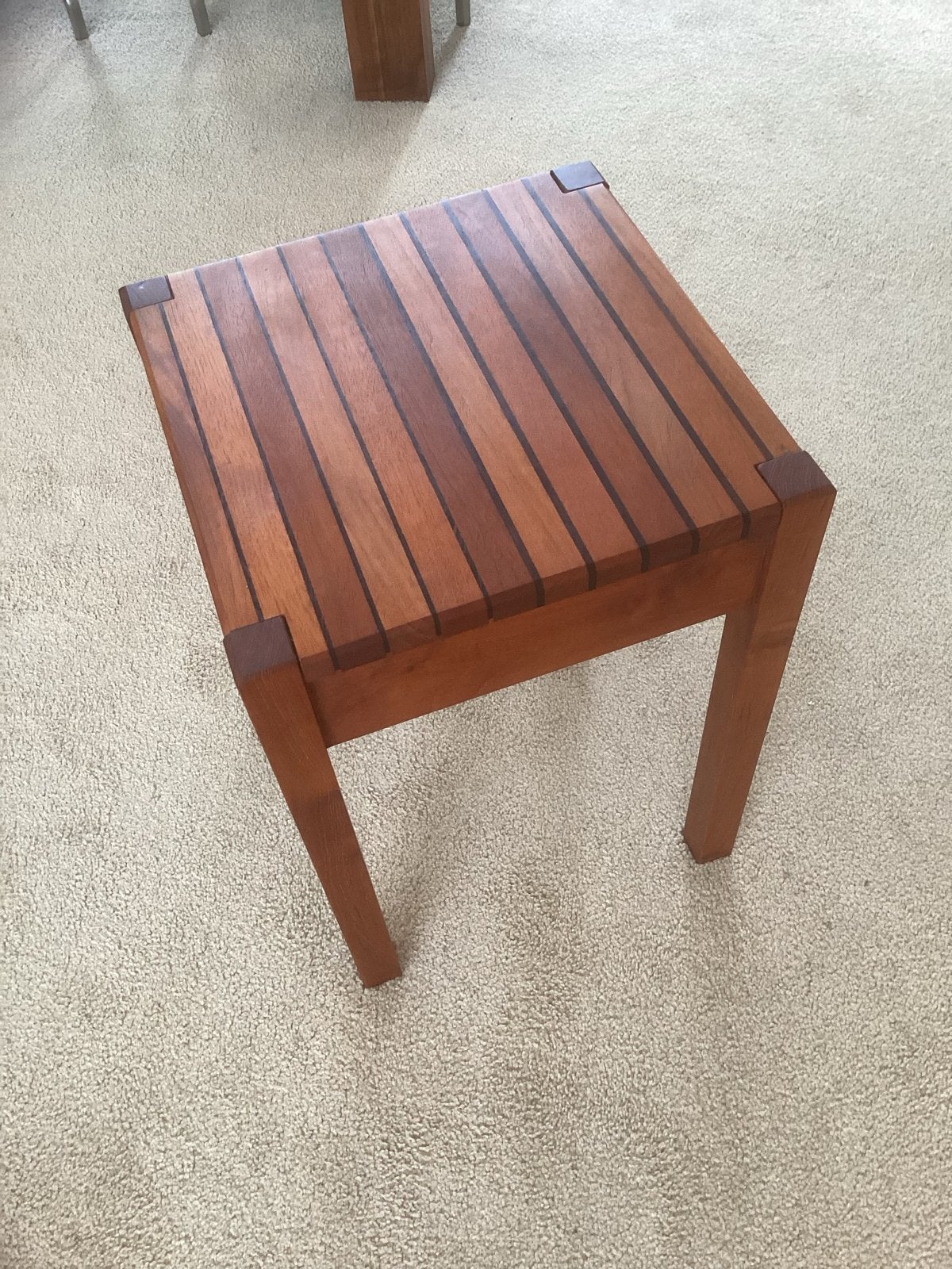 Massief notenhout tafeltje met wengé inleg., 45 tot 60 cm, Minder dan 55 cm, Vierkant, Ophalen of Verzenden