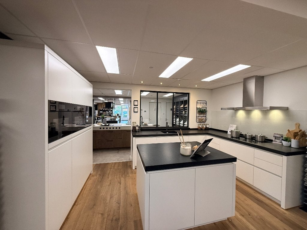 Greeploos witte keuken met zwart blad en Miele apparatuur, Huis en Inrichting, Ophalen, Greeploos, Wit, Overige typen