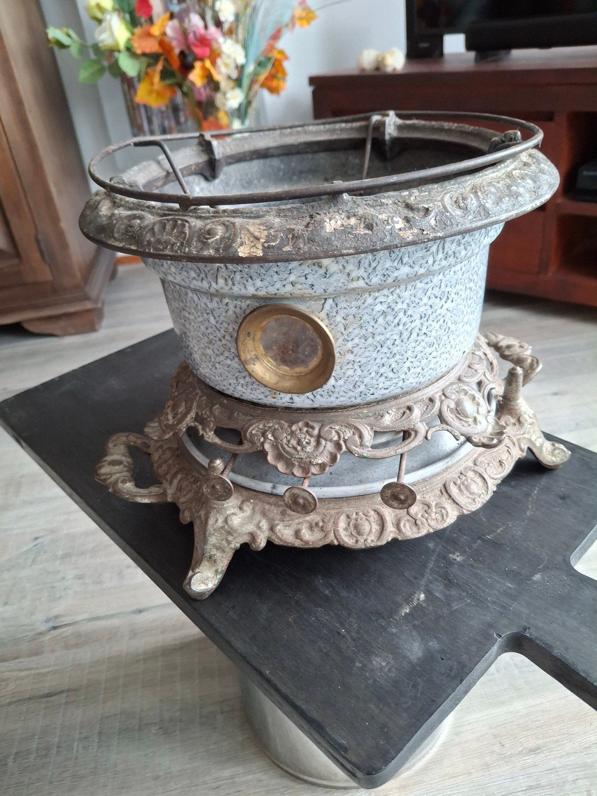 Antieke peterolie  aille kolenkit met sierlijke bronzen voet, Ophalen of Verzenden