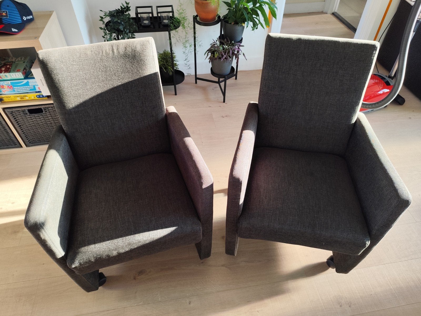 4x bruin stoffen (eettafel) stoelen met wieltjes, Ophalen, Zo goed als nieuw, Bruin, Twee